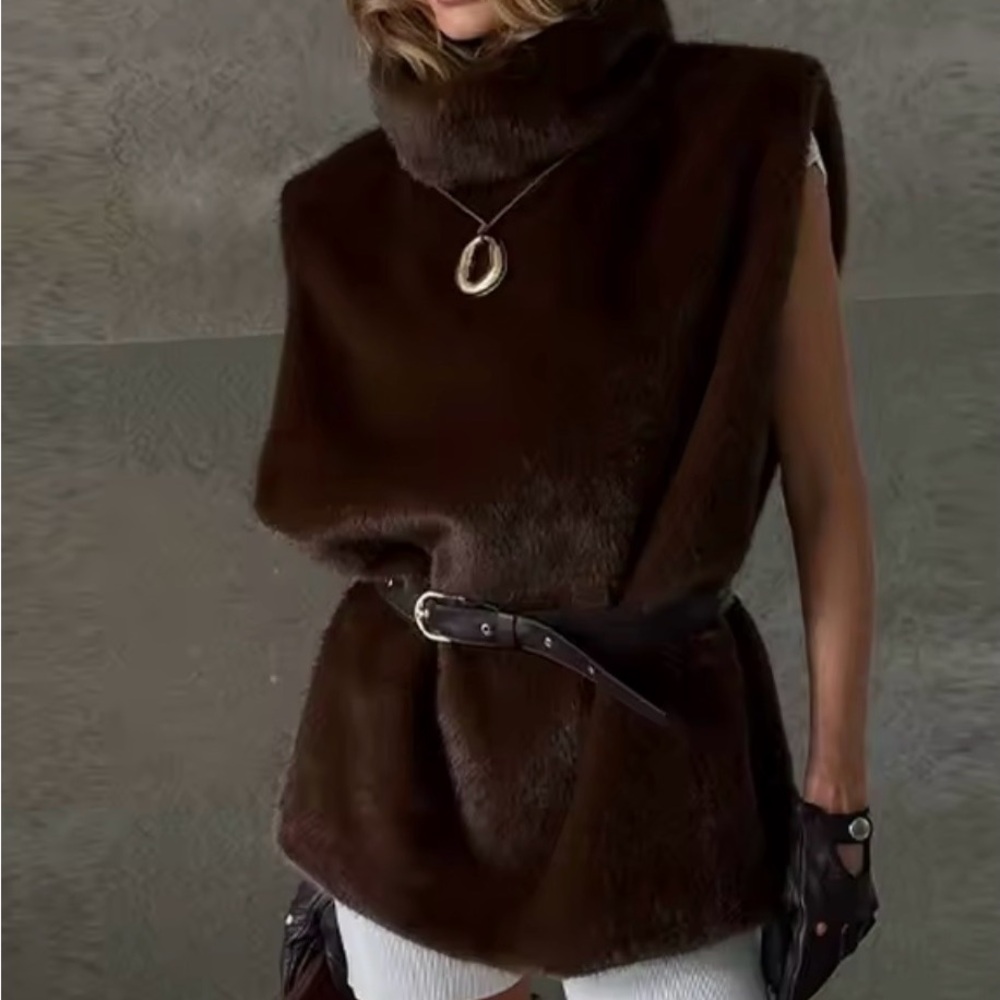 ⭐️⭐️⭐️⭐️⭐️ Favorite for a reason-no wonder it keeps selling out.
Brown Fur Vest